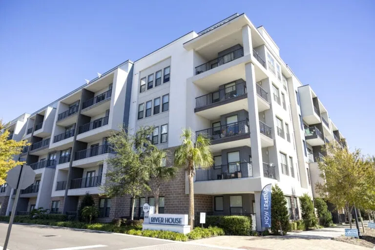 corner of river house apartments